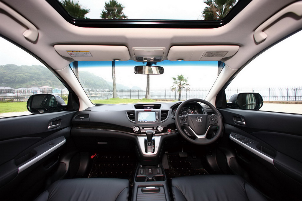 With an interior that matches the beauty of the swooping exterior lines, the cabin of the Honda CR-V 4WD is luxurious.