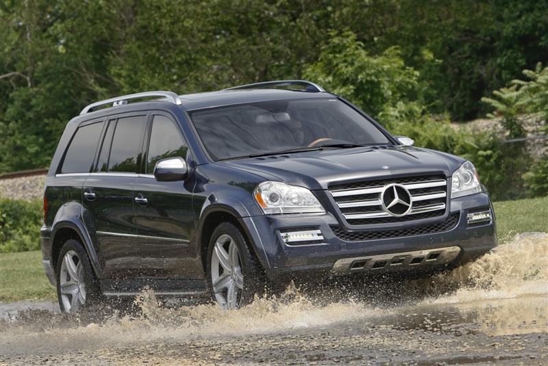 In the Mercedes-Benz GL-Class, offroading doesn't mean roughing it.
