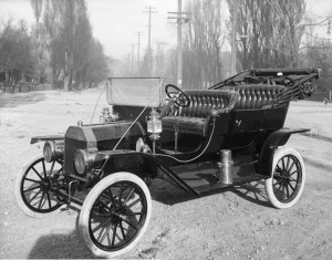 A Model T Ford from 1910: an antique or veteran car.