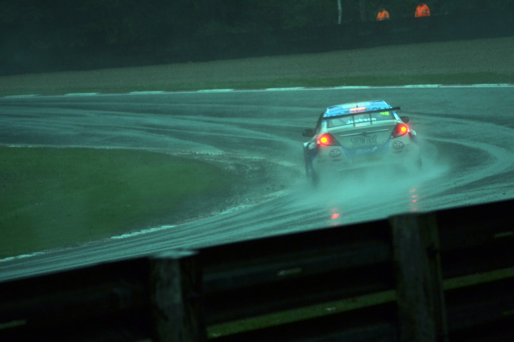 The BTCC field put on an excellent power boat display for the final race. Image Credit: Adam Johnson (Team Bombersports)