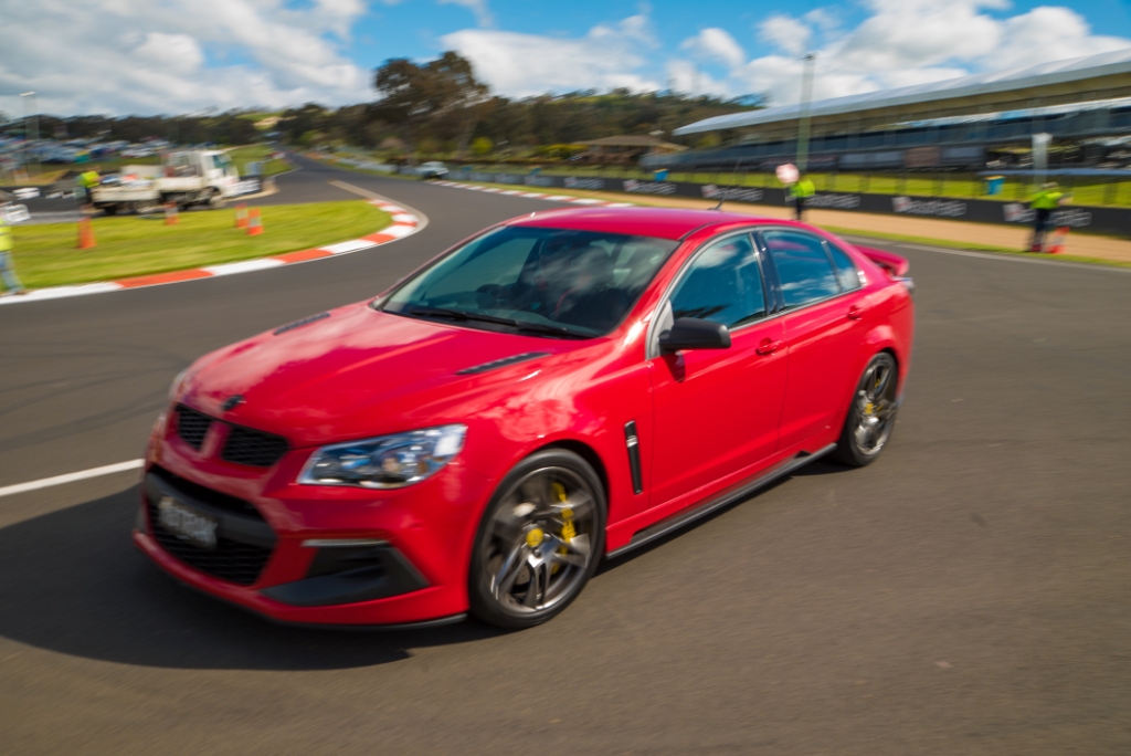 2017-hsv-clubsport-r8-track-edition-bathurst-hell-corner