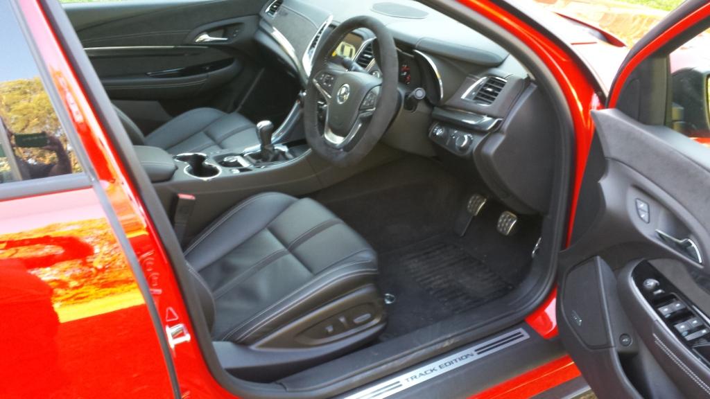 2017-hsv-r8-clubsport-track-edition-front-seats