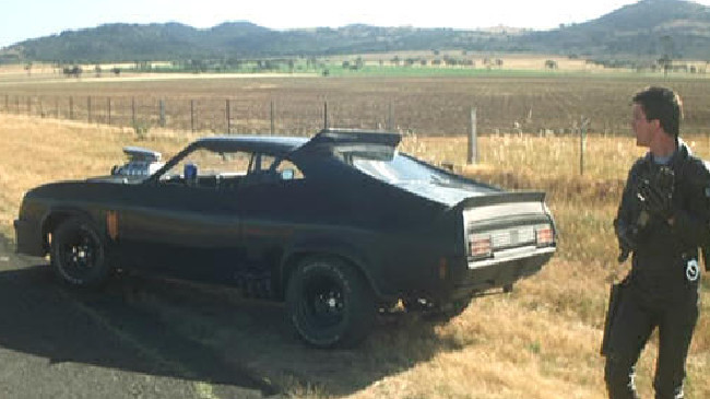 mel-gibson-with-his-1973-ford-falcon-xb-gt-coupe-e2809cv8-interceptore2809d-in-mad-max