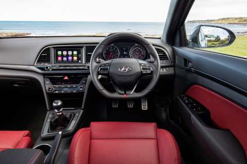 2017-hyundai-elantra-sr-turbo-dash-with-optional-red-leather-seats
