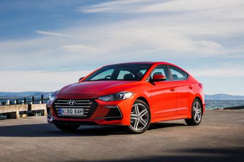 2017-hyundai-elantra-sr-turbo-front-quarter