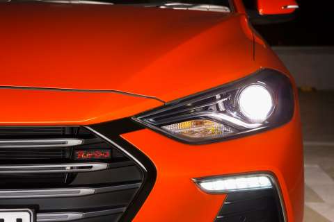 2017-hyundai-elantra-sr-turbo-headlight
