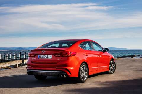 2017-hyundai-elantra-sr-turbo-rear-quarter