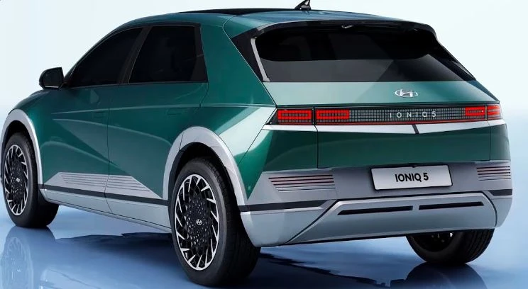 Side view of the 2023 Hyundai Ioniq 5 i Teal Green